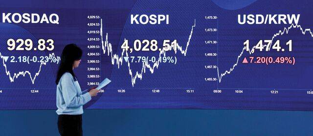 한 직원이 4일 서울 영등포구 KB국민은행 스마트딜링룸 전광판을 지나고 있다. 이날 코스피와 코스닥은 전 거래일보다 각각 0.19%, 0.23% 하락한 채 장을 마감했다. 이중 코스닥은 정부의 코스닥 활성화 대책에 대한 기대감으로 장 초반 상승해 시총 500조원을 돌파했으나 이후 하락했다. 뉴시스
