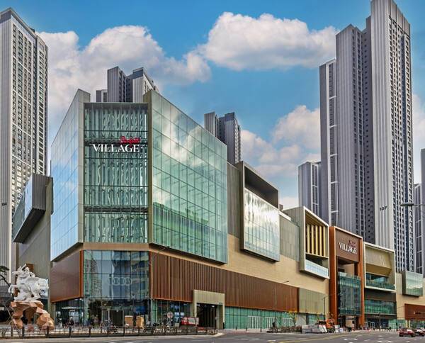 신세계프라퍼티가 5 일 파주 운정신도시에 ‘스타필드 빌리지운정’을 정식 오픈했. 지역민 삶에 새로운 일상을 선사한다. ‘스타필드 빌리지’는 스타필드로 쌓아온복합쇼핑몰 개발 역량에 지역 커뮤니티 기능을 더한 지역 밀착형 쇼핑공간이다. 사진은 3~ 4 일 사전 오픈모습. 신세계프라퍼티제공