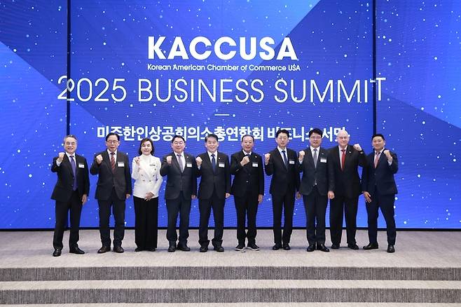 김경협 재외동포청장(왼쪽 다섯째)과 황병구 미주한상총연 회장(왼쪽 여섯째) 등이 2025 미주한상총연 비즈니스서밋에서 기념촬영을 하고 있다. <미주한상총연>