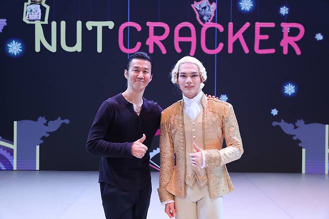 어린이 관객을 위한 ‘호두까기 인형: 해설이 있는 명품 발레’ 리허설 중 안무·연출을 맡은 김용걸(왼쪽)과 주역 카발리어로 첫 회차(5일)에 공연하는 발레리노 강경호가 포즈를 취하고 있다. 사진제공=아트앤아티스트