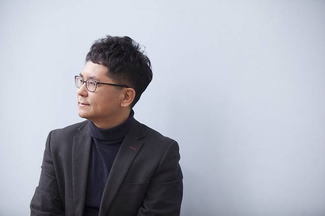 전업 작가로서의 경험과 소회를 담은 신간 에세이 ‘나로 살 결심’을 출간한 문유석 작가. [문학동네]