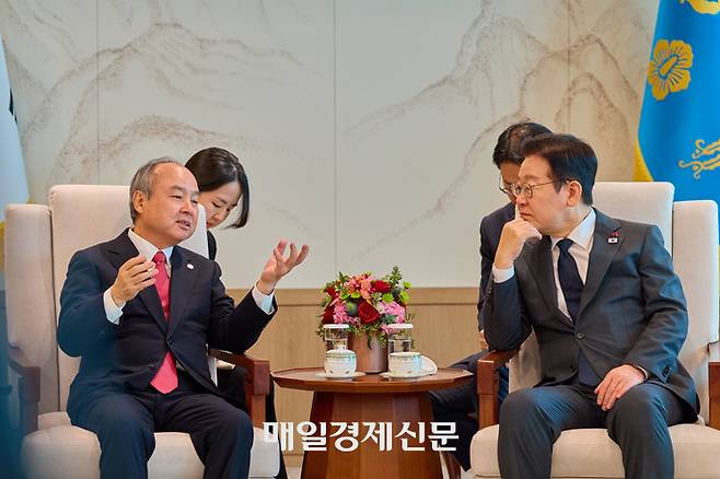 이재명 대통령이 5일  서울 용산 대통령실청사에서 손정의 소프트뱅크 회장을 접견하고 있다 . 2025.12.5.    대통령실사진기자단   김호영기자