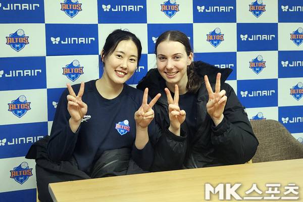 동료 킨켈라와 포즈를 취한 박은서. 그는 긍정의 힘과 밝은 미소로 험난한 시즌을 헤쳐나가고 있다. 사진(화성)= 김재호 기자