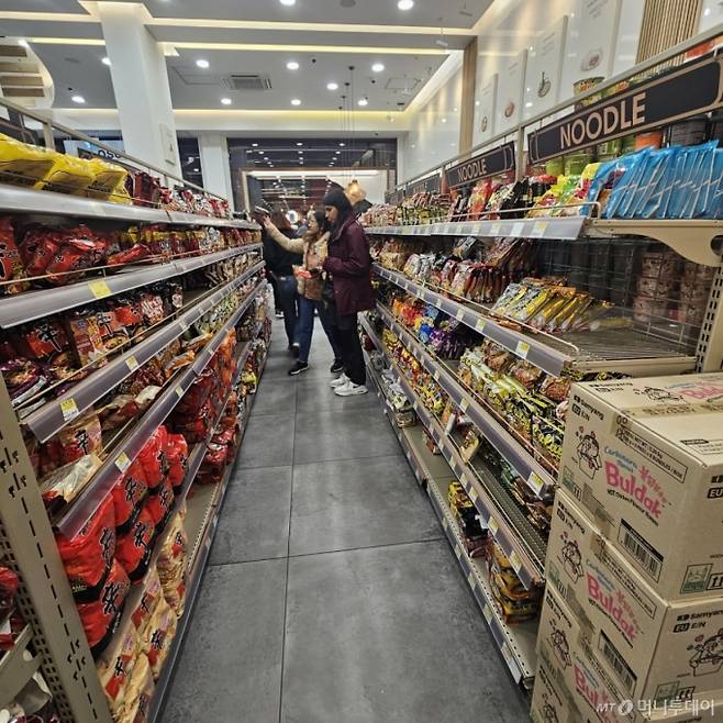 런던 소재 한국 식자재마트점인 ‘오세요(Oseyo)'에 놓인 국내 제품들의 모습/사진=조한송 기자