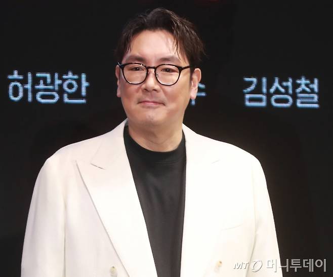 배우 조진웅이 24일 오전 서울 여의도 콘래드 호텔에서 진행된 디즈니+ 오리지널 시리즈 '노웨이아웃: 더 룰렛' 제작발표회에 참석해 포즈를 취하고 있다.  희대의 흉악범이 출소하자 200억 원의 현상금을 건 '공개살인청부'가 벌어지는 가운데, ‘죽이려는 자’와 ‘살아남으려는 자’ 사이에서 펼쳐지는 대결을 그린 '노웨이아웃: 더 룰렛'은 오는 31일 공개된다. /2024.07.24 /사진=이동훈