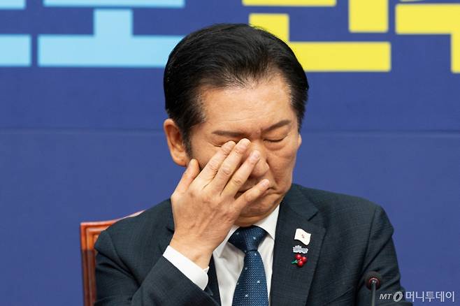 (서울=뉴스1) 이승배 기자 = 정청래 더불어민주당 대표가 5일 서울 여의도 국회에서 열린 최고위원회의에서 눈가를 만지고 있다. 2025.12.5/뉴스1 Copyright (C) 뉴스1. All rights reserved. 무단 전재 및 재배포, AI학습 이용 금지. /사진=(서울=뉴스1) 이승배 기자