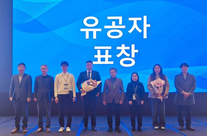 최민석 스틸싸이클 부회장(사진 좌측에서 4번째)이 '2025년 사업장폐기물 관리 담당자 역량강화 워크숍'에서 기후에너지환경부장관상을 수상했다. /사진=고려아연