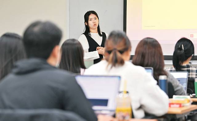 박혜영 씨가 일반인들을 대상으로 한 PM 강의를 하고 있다.