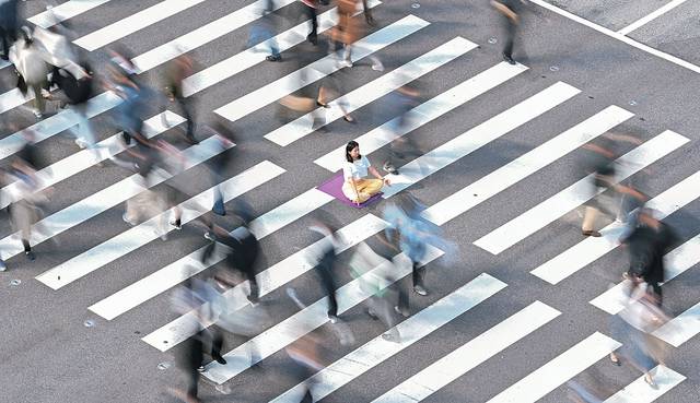 바쁘게 오고가는 직장인들 사이에서 명상하는 박혜영 씨.