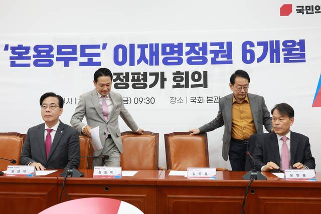‘대여투쟁’  : 장동혁(왼쪽 두 번째) 국민의힘 대표가 5일 오전 국회에서 열린 ‘이재명 정권 6개월 국정평가 회의’에 참석해 의자에 앉으려고 하고 있다.  뉴시스