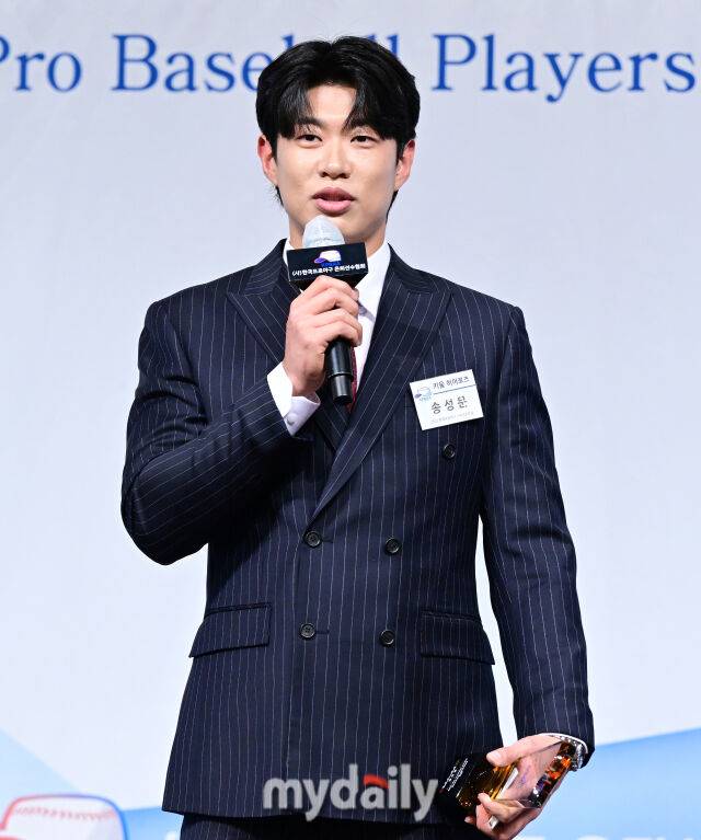 2025년 12월 5일 오후 서울 호텔 리베라 청담에서 '2025 한국프로야구 은퇴선수의 날' 행사가 열렸다. 키움 송성문이 최고의 선수상을 수상하고 있다. 지난 2013년 설립된 은퇴선수협회(KPBAA)는 KPBAA 야구캠프, 티볼대회, 야구 교실 등 다양한 프로그램을 진행하면서 한국야구의 저변확대와 발전을 위해 꾸준히 힘써왔고, 매년 연말에는 은퇴선수가 직접 선정하는 당해 최고의 현역 선수와 아마추어 선수를 위한 시상식을 개최하고 있다./청담=유진형 기자