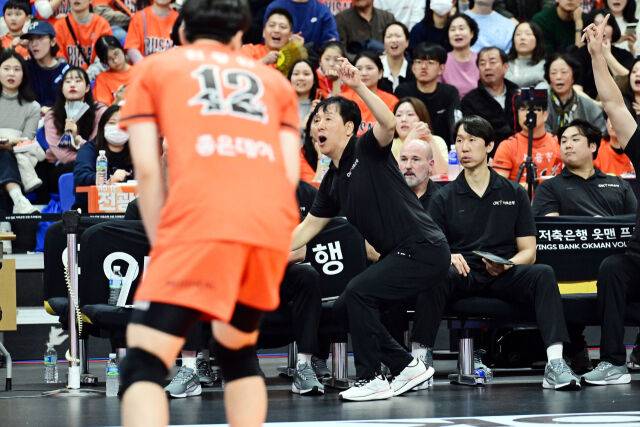 OK저축은행 신영철 감독이 환호하고 있다 / 한국배구연맹(KOVO)