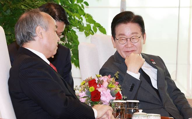 이재명 대통령이 5일 용산 대통령실에서 손정의 소프트뱅크그룹 회장과 면담하고 있다. [연합]