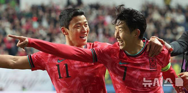 [대전=뉴시스] 강종민 기자 = 14일 오후 대전 유성구 대전월드컵경기장에서 열린 축구 국가대표팀 평가전 대한민국과 볼리비아의 경기에서 선취골을 넣은 손흥민이 황희찬과 기뻐하고 있다. 2025.11.14. ppkjm@newsis.com