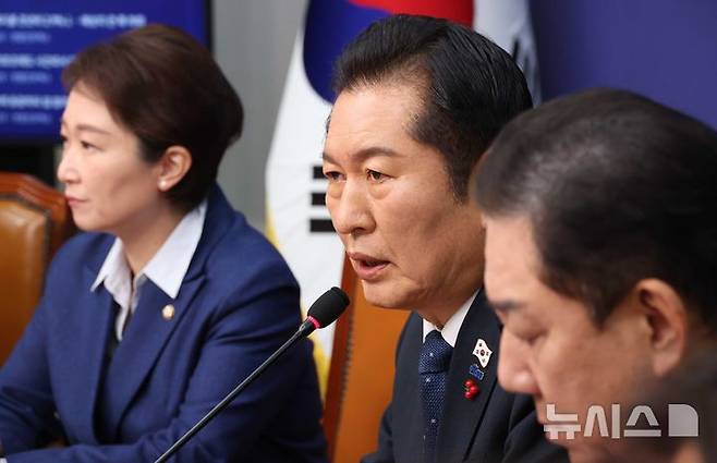 [서울=뉴시스] 조성봉 기자 = 정청래 더불어민주당 대표가 5일 오전 서울 여의도 국회에서 열린 최고위원회의에서 발언을 하고 있다. 2025.12.05. suncho21@newsis.com