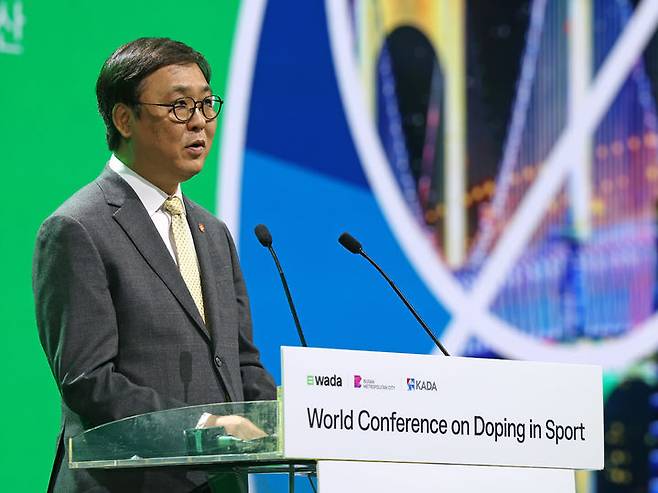[서울=뉴시스] 권창회 기자 = 최휘영 문화체육관광부 장관이 2일 부산 해운대구 벡스코에서 열린 세계도핑방지기구(WADA) 총회 개회식에 참석해 축사를 하고 있다.(사진=문화체육관광부 제공) 2025.12.02. photo@newsis.com *재판매 및 DB 금지