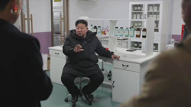 [서울=뉴시스] 북한 조선중앙TV는 김정은 북한 국무위원장이 지난 3일 준공을 앞둔 평안남도 신양·북창·은산군의 지방공업공장 건설현장을 찾았다고 5일 보도했다. (사진=조선중앙TV 캡쳐) 2025.12.05. photo@newsis.com *재판매 및 DB 금지