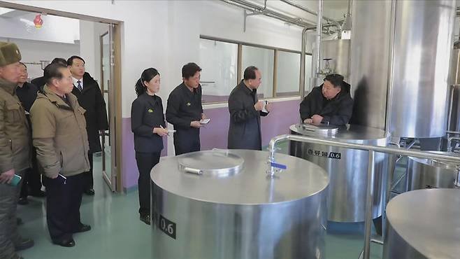 [서울=뉴시스] 북한 조선중앙TV는 김정은 북한 국무위원장이 지난 3일 준공을 앞둔 평안남도 신양·북창·은산군의 지방공업공장 건설현장을 찾았다고 5일 보도했다. (사진=조선중앙TV 캡쳐) 2025.12.05. photo@newsis.com *재판매 및 DB 금지