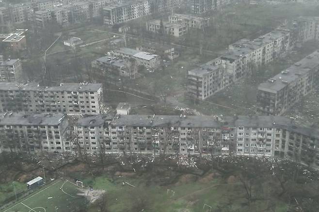[미르노흐라드=AP/뉴시스] 우크라이나 국가방위군이 3일(현지 시간) 제공한 12월 촬영 영상 사진에 동부 도네츠크주 미르노흐라드의 건물들이 폭격으로 크게 파괴돼 있다. 2025.12.04.