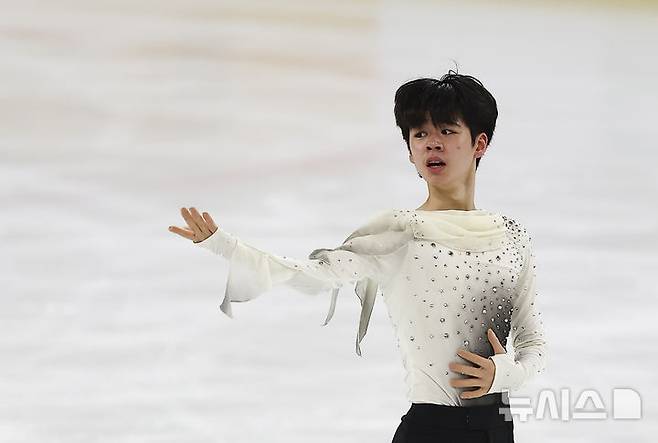 [서울=뉴시스] 김근수 기자 = 피겨 스케이팅 서민규(경신고)가 30일 서울 양천구 목동 아이스링크에서 열린 2025 KB금융 전국남녀 피겨스케이팅 회장배 랭킹대회에서 남자 시니어부문 프리스케이팅 연기를 선보이고 있다.이번 대회는 2026 ISU 사대륙 피겨스케이팅 선수권대회 파견선수 선발전과 2026 밀라노 코르티나 동계올림픽대회 1차 선발전, 2026/27 국가대표 1차 선발전으로 진행된다. 2025.11.30. ks@newsis.com