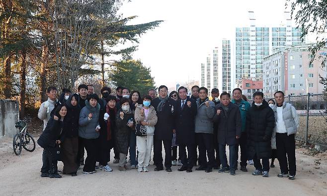 주낙영 시장과 시의원, 시민들이 경주시 동해남부선 폐선부지 임시산책로를 걸으며 조성 현황을 살펴보고 있다. 경주시는 지난 4일 임시개방 구간을 시민들에게 공개하고 현장 점검을 실시했다. 경주시 제공