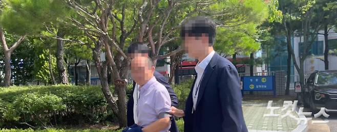 지난 7월 31일 익산시 공무원 A씨가 구속 전 피의자 심문(영장실질심사)을 위해 전주지법 군산지원에 출석하고 있다. 김대한 기자