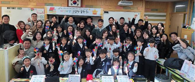 춘천교육대학교부설초등학교는 5일 1학년 학생들이 한 학기 동안 함께 만들어 온 그림책을 부모님과 행복고리 선배들에게 선보이는 '다정다감한 마음, 그림책으로 피어나다' 발표회를 열었다. 춘천교육대학교부설초등학교 제공