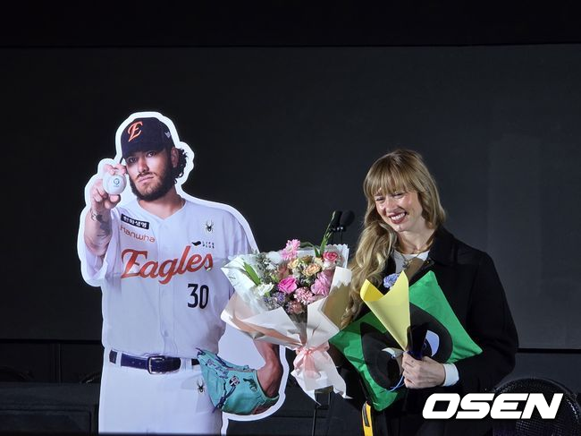 폰세의 아내 엠마가 4일 서울 영등포 타임스퀘어 CGV 영등포 스크린X관에서 열린 스포츠서울 ‘올해의 상’ 시상식에서 폰세를 대신해 '올해의 선수상'을 수상하며 웃고 있다. / OSEN DB