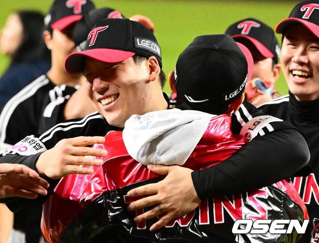 [OSEN=대전, 지형준 기자] 이변은 없었다. 2025시즌 우승팀은 무적 LG 트윈스다. 프로야구 LG 트윈스는 31일 대전 한화생명볼파크에서 열린 2025 신한 SOL뱅크 KBO 한국시리즈(7전 4선승제) 한화 이글스와의 5차전에서 4-1로 승리했다.정규시즌 1위 LG는 시리즈 전적 4승 1패로 통합우승 금자탑을 쌓았다. LG의 통합우승은 1990년, 1994년, 2023년에 이은 통산 4번째로, 염경엽 감독은 2023년 부임 후 3년 사이 팀을 두 차례나 정상에 올려놓는 위대한 업적을 달성했다. 2023년 1위, 2024년 3위, 2025년 1위로 KBO리그에 트윈스 왕조 시대를 활짝 열었다. 반면 2위 한화는 플레이오프를 거쳐 2006년 이후 19년 만에 한국시리즈 무대를 밟았지만, LG의 벽을 넘지 못하며 1999년 이후 26년 만에 통산 두 번째 우승이 무산됐다. LG 염경엽 감독이 김현수와 우승을 기뻐하고 있다. 2025.10.31 /jpnews@osen.co.kr