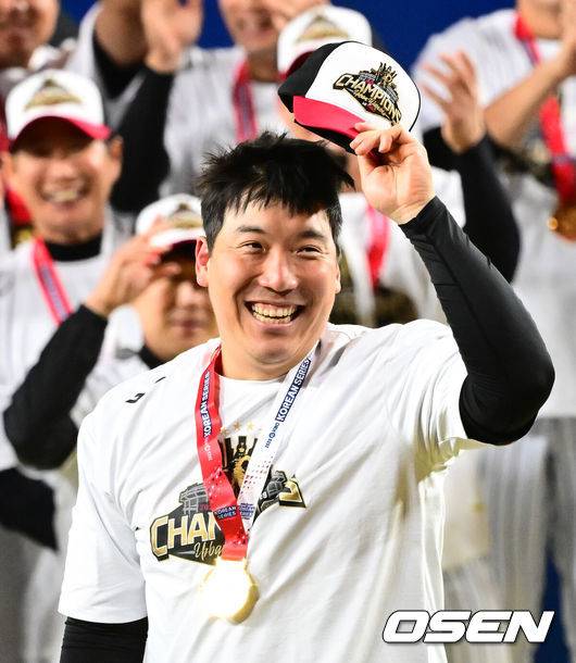 [OSEN=대전, 지형준 기자] 이변은 없었다. 2025시즌 우승팀은 무적 LG 트윈스다.&nbsp;프로야구 LG 트윈스는 31일 대전 한화생명볼파크에서 열린 2025 신한 SOL뱅크 KBO 한국시리즈(7전 4선승제) 한화 이글스와의 5차전에서 4-1로 승리했다.정규시즌 1위 LG는 시리즈 전적 4승 1패로 통합우승 금자탑을 쌓았다. LG의 통합우승은 1990년, 1994년, 2023년에 이은 통산 4번째로, 염경엽 감독은 2023년 부임 후 3년 사이 팀을 두 차례나 정상에&nbsp;올려놓는 위대한 업적을 달성했다. 2023년 1위, 2024년 3위, 2025년 1위로 KBO리그에 트윈스 왕조 시대를 활짝 열었다.&nbsp;반면 2위 한화는 플레이오프를 거쳐 2006년 이후 19년 만에 한국시리즈 무대를 밟았지만, LG의 벽을 넘지 못하며 1999년 이후 26년 만에 통산 두 번째 우승이 무산됐다.&nbsp;MVP에 선정된 LG 김현수가 팬들에게 인사를 건네고 있다. 2025.10.31 /jpnews@osen.co.kr