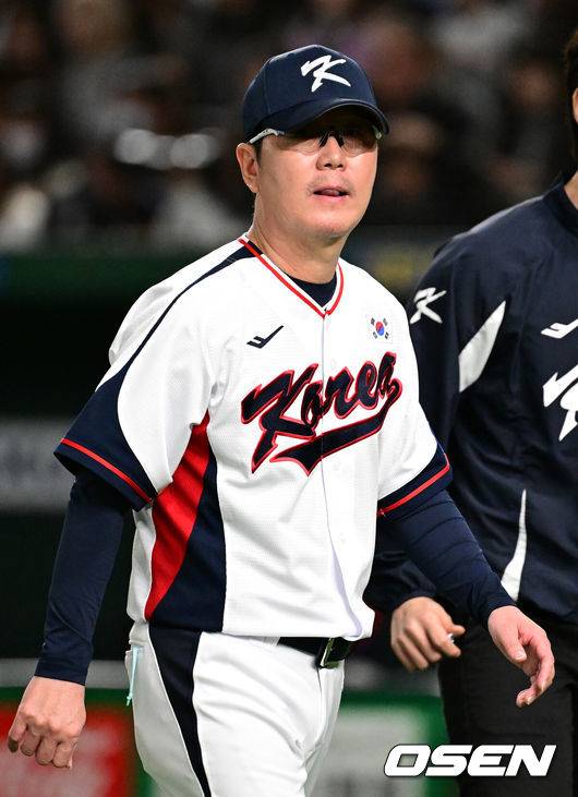 [OSEN=도쿄(일본), 조은정 기자] 16일 오후 일본 도쿄돔에서  ‘2025 NAVER K-BASEBALL SERIES’ 대한민국과 일본의 2차전 경기가 열렸다.한국은 정우주, 일본은 카네마루 유메토를 선발투수로 내세웠다.7회말 1사 만루에서 대한민국 류지현 감독이 교체를 지시하고 있다. 2025.11.16 /cej@osen.co.kr
