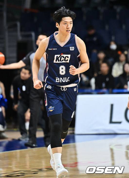 [OSEN=부산, 이석우 기자] 4일 부산 사직체육관에서 2025-2026 LG전자 프로농구 부산 KCC와 안양 정관장의 경기가 열렸다.  2025 KBL 신인선수 드래프트에서 전체 3순위로 입단한 윤기찬이 홈에서 첫 데뷔전 경기에 나섰다.부산 KCC 윤기찬이 플레이를 펼치고 있다. 2025.12.04 / foto0307@osen.co.kr