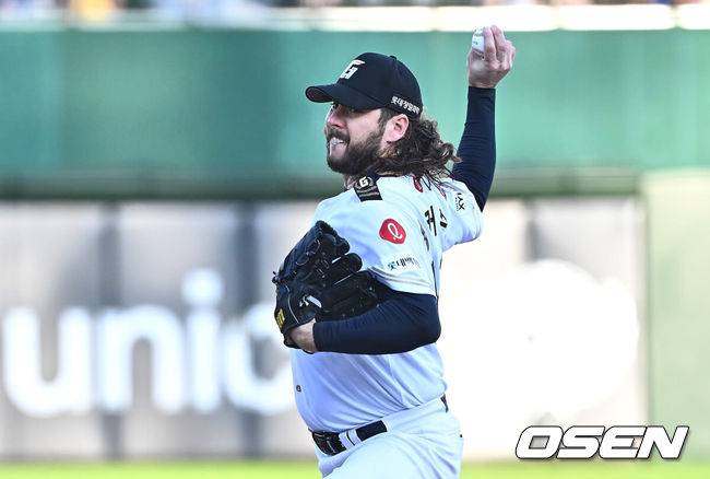 [OSEN=부산, 이석우 기자] 28일 부산 사직야구장에서 2024 신한 SOL 뱅크 KBO 리그 롯데 자이언츠와 한화 이글스의 경기가 열렸다. 홈팀 롯데는 윌커슨이 선발 출전하고 한화는 바리아가 선발 출전했다.롯데 자이언츠 선발 투수 윌커슨이 역투하고 있다. 2024.06.28 / foto0307@osen.co.kr