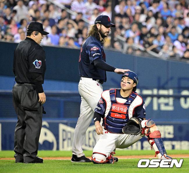 [OSEN=잠실, 지형준 기자] 4일 오후 서울 잠실야구장에서&nbsp;2024 신한 SOL Bank KBO리그 두산 베어스와 롯데 자이언츠의 경기가 열렸다.이날 두산은 곽빈, 롯데는 윌커슨을 선발로 내세웠다.5회말 무사 1루에서 롯데 윌커슨이 두산 전민재의 포수 앞 땅볼에 실책을 범한 손성빈을 격려하고 있다. 2024.07.04 / jpnews@osen.co.kr