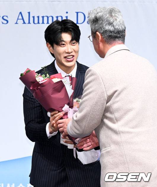 [OSEN=이대선 기자] 5일 오전 서울 강남구 호텔 리베라에서 제13회 2025 한국프로야구 은퇴선수의 날 시상식이 열렸다.이 시상식은 각지로 흩어져 활동 중인 프로야구 은퇴선수들이 한자리에 모여 한 해 동안 한국 야구의 발전을 위해 달려온 이들에게 감사의 마음을 표하고자 개최하는 행사다.최고의 선수상을 수상한 키움 송성문이 강병식 코칭에게 꽃다발을 받고 있다. 2025.12.05 /sunday@osen.co.kr