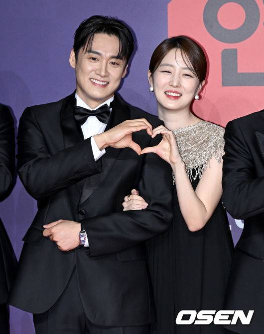 [OSEN=조은정 기자]2023 SBS&nbsp;연예대상 포토월 행사가 30일 서울 마포구 상암 SBS 프리즘타워에서 열렸다.오상진, 김소영 부부가 레드카펫을 밟으며 포즈를 취하고 있다. 2023.12.30/cej@osen.co.kr