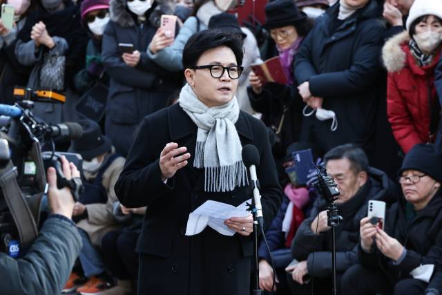 ▲국민의힘 한동훈 전 대표가 지난 3일 서울 여의도 국회도서관 앞 쪽문에서 12.3 비상계엄 1주년 관련 기자회견을 하고 있다. ⓒ연합뉴스