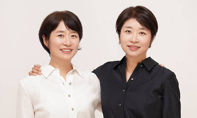 ‘집에가고싶다’를 함께 집필한 이동애 기자(왼쪽)·이동희&nbsp;PD. 저자들은&nbsp;“‘집에 가고 싶다’는 말은 나약해&nbsp;보이는 듯하지만 일에 얽매이지 않는 자유를 꿈꾸는 외침이자, 자유를 지키기 위한 은밀한 저항”이라고 말한다.&nbsp;말하는나무 제공