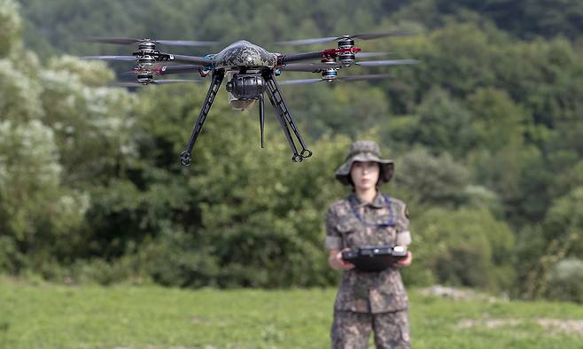 육군 장병이 조종하는 드론이 비행하고 있다. 세계일보 자료사진
