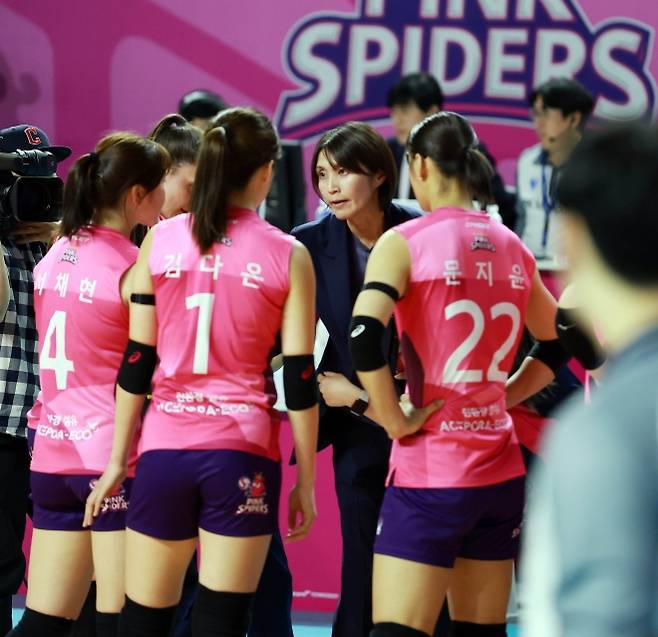 경기 중 선수들과 맞춤형 대화를 나누는 모습. 흥국생명 제공