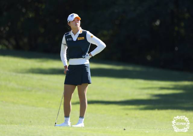 홀 공략을 고심하고 있는 방신실. 사진 제공=KLPGA