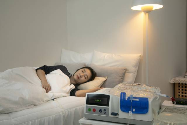 만성 콩팥병 환자가 가정에서 기계를 이용해 자동복막투석을 시행 중이다. 사진 제공=대한신장학회