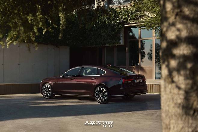 볼보 플래그십 세단 ‘S90’  측면부. 날렵하면서 우아한 라인을 지니고 있다.