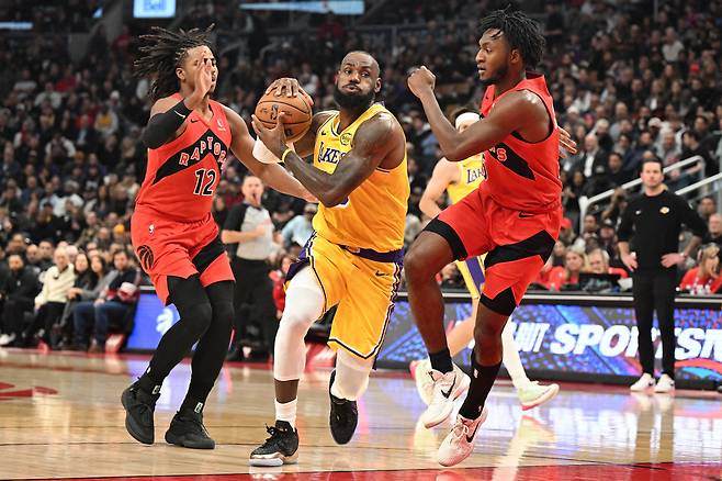 LA 레이커스 르브론 제임스가 5일 토론토전에서 골밑을 돌파하고 있다. Imagn Images연합뉴스