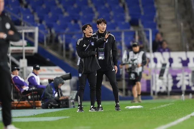 박주영 울산 HD 코치(왼쪽)가 지난 10월 21일 산프레체 히로시마와 아시아챔피언스리그 엘리트 홈경기 도중 작전 지시를 하고 있다. 프로축구연맹 제공
