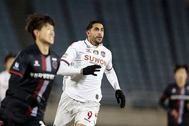 수원FC 싸박이 5일 부천FC와의 승강 플레이오프 1차전 원정 경기에서 공중 볼을 따내려 하고 있다. 프로축구연맹 제공