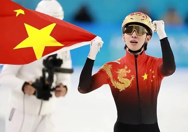 ▲ 내년 밀라노-코르티나 동계올림픽은 4차례 월드투어 성적을 합산해 상위 랭킹에 오른 선수들이 출전권을 가져간다. 린샤오쥔은 1~2차 대회에서 결승 진출에 실패해 포인트를 전혀 얻지 못했다. 올림픽 출전에 빨간불이 들어온 상황에서 마침내 처음 메달을 목에 걸었다. ⓒ 소후