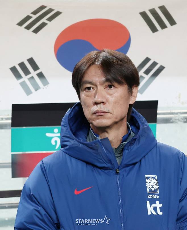 축구 국가대표 A매치 친선경기 대한민국과 가나의 경기가 11월 18일 서울월드컵경기장애서 열렸다. 홍명보 감독이 그라운드를 응시하고 있다. /사진=김진경 대기자