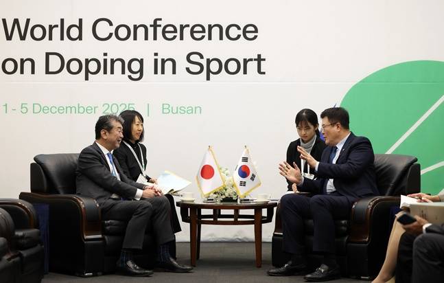 김대현(오른쪽) 문화체육관광부 제2차관이 4일 히로유키 나카무라 일본 문부과학성 부대신과 면담을 하고 있다. /사진=문체부