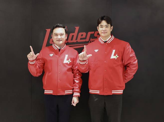SSG 랜더스 김재환(오른쪽)과 김재섭 SSG 대표이사. /사진=SSG 랜더스 제공